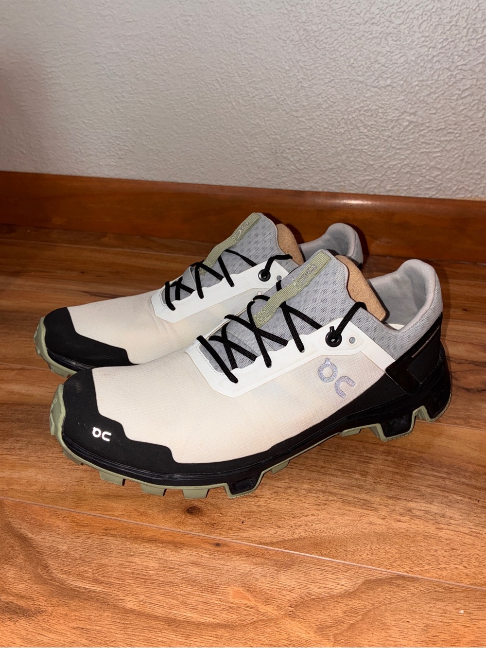 On Cloud Women’s Cloudventure Peak Trail Running Shoes, white/black/green/size 8